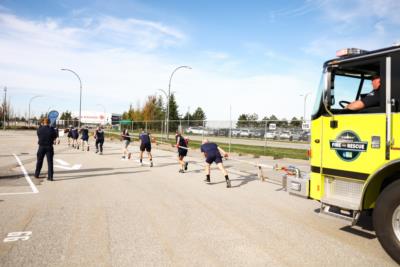 Une équipe tire un camion de pompiers