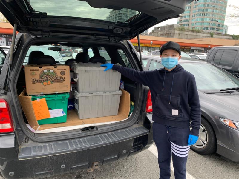 Volunteer with delivery of food