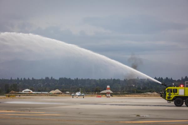 Circulation au sol du vol inaugural d'Iskwew Air à travers un salut aquatique à YVR