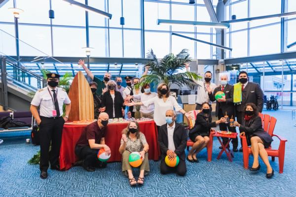 Photo de groupe avec des employés d'Air Canada pour le vol inaugural vers Orange County 