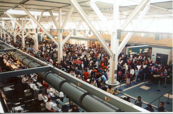 Un terminal international bondé à YVR en 2001.