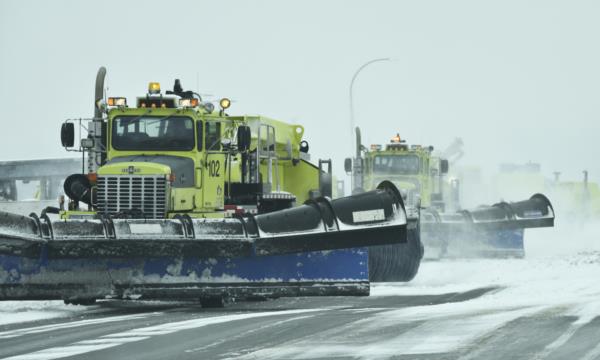 Équipement de déneigement sur la piste