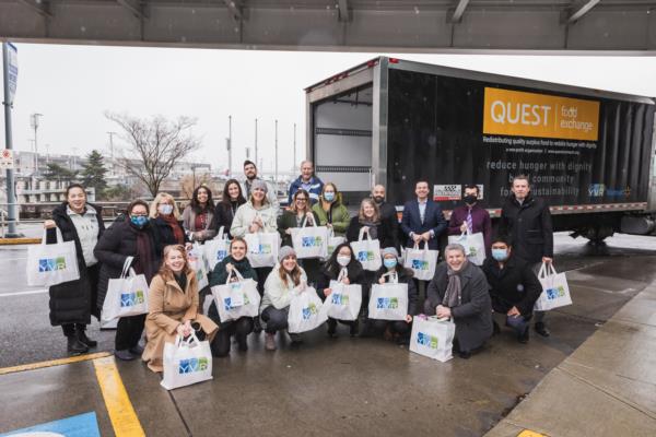 Photo d'employés bénévoles de L’administration de l’aéroport de Vancouver et du personnel de Quest le jour de la Collecte des paniers des Fêtes. 