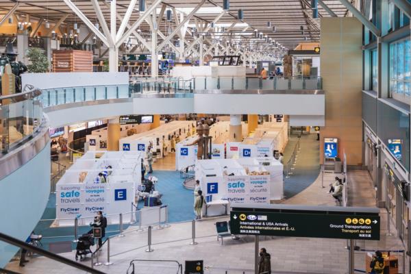 Arrivée au centre de test de dépistage de la COVID-19 au niveau 2 dans le hall des arrivées internationales.