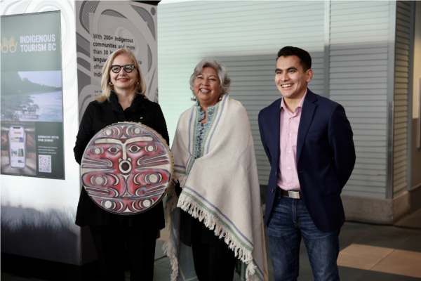 Tamara Vrooman, présidente-directrice générale d’YVR, avec Brenda Baptiste d'Indigenous Tourism BC et le conseiller de Musqueam Brett Sparrow lors de la cérémonie de signature du protocole d'entente.