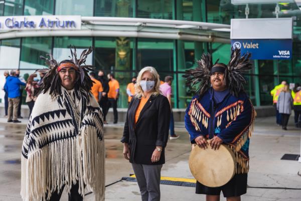 Tamara Vrooman, présidente et chef de la direction d’YVR, avec Chef Sparrow de Musqueam (nom traditionnel : yəχʷyaχʷələq) et John Stogan (nom traditionnel : yəcecə).