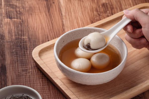 Tong Yun (Sweet Rice Balls with Sesame Paste) 