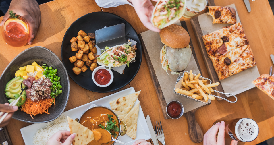Burgers et frites, tacos sur la table
